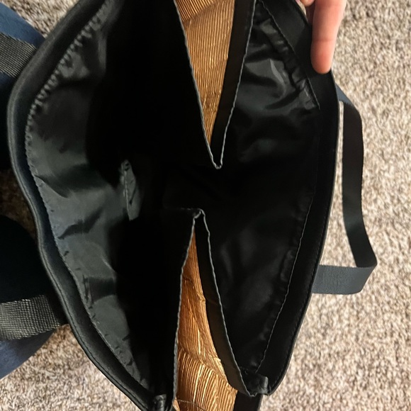 NWOT Victoria’s Secret insulated tote bag with 2 spots for wine 🍷 bottles! - Picture 2 of 8